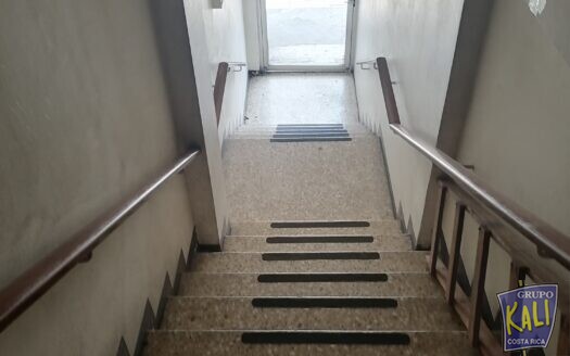 EL CARMEN SN JOSE RENTA OFICINA 224M2 2DO PISO $900 NO ELEVADOR/ OFFICE FOR RENT SN JOSE $900