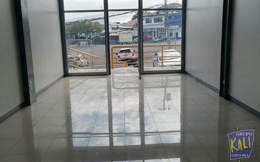 PAVAS TRIANGULO LOCAL 110M2 $1,250+IVA/PAVAS TRIANGULO STORE 110M2