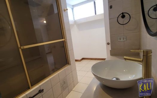 Rohrmoser venta casa en condo $285K inversion/Rohrmoser 2 story house for sale