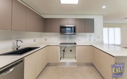 Guachipelin Norte casa en condo 2 pisos $2,300/Guachipelin N. 2 story house for rent