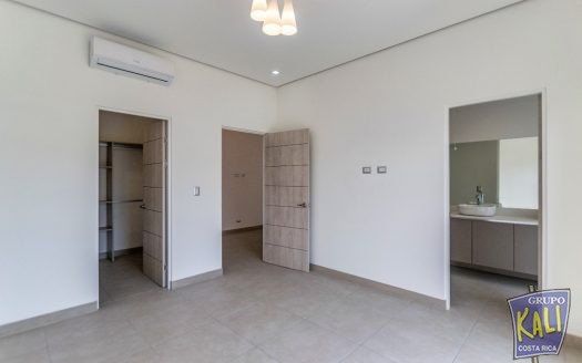 Guachipelin Norte casa en condo 2 pisos $2,300/Guachipelin N. 2 story house for rent