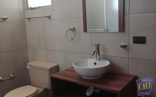 Rohrmoser Geroma casa ind. 2 plantas patio grande $1500/Rohrmoser house for rent $1,500
