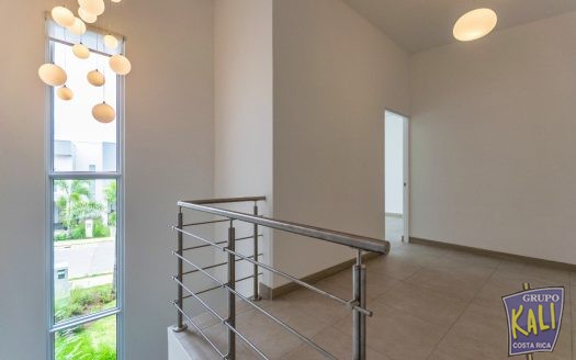 Guachipelin Norte casa en condo 2 pisos $2,300/Guachipelin N. 2 story house for rent