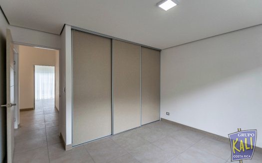 Guachipelin Norte casa en condo 2 pisos $2,300/Guachipelin N. 2 story house for rent