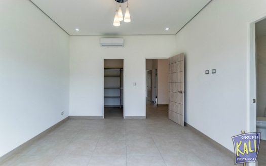 Guachipelin Norte casa en condo 2 pisos $2,300/Guachipelin N. 2 story house for rent