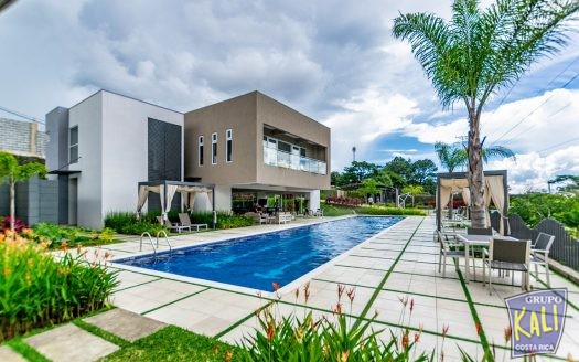 Guachipelin Norte casa en condo 2 pisos $2,300/Guachipelin N. 2 story house for rent