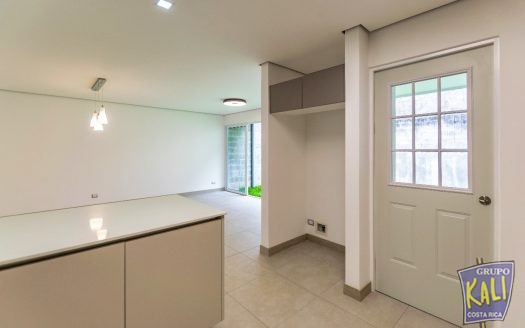 Guachipelin Norte casa en condo 2 pisos $2,300/Guachipelin N. 2 story house for rent