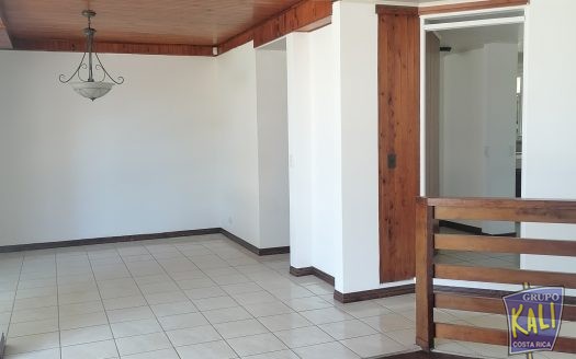 Rohrmoser Geroma casa ind. 2 plantas patio grande $1500/Rohrmoser house for rent $1,500