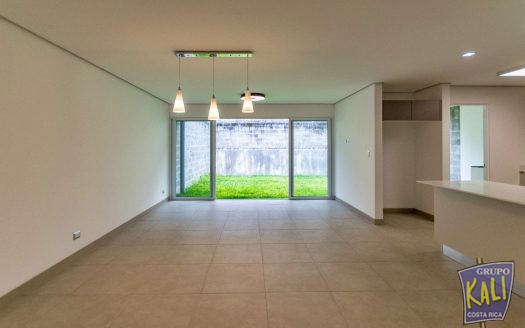 Guachipelin Norte casa en condo 2 pisos $2,300/Guachipelin N. 2 story house for rent