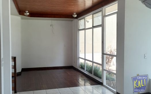 Rohrmoser Geroma casa ind. 2 plantas patio grande $1500/Rohrmoser house for rent $1,500