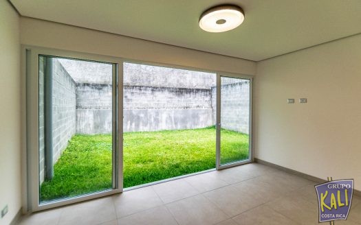 Guachipelin Norte casa en condo 2 pisos $2,300/Guachipelin N. 2 story house for rent