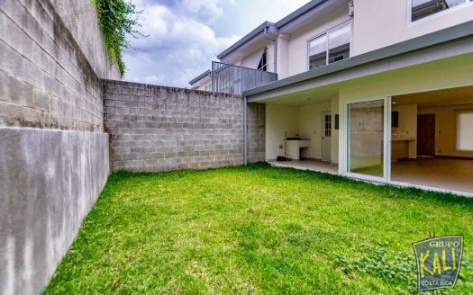 Guachipelin Norte casa en condo 2 pisos $2,300/Guachipelin N. 2 story house for rent