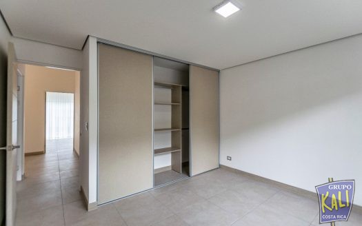 Guachipelin Norte casa en condo 2 pisos $2,300/Guachipelin N. 2 story house for rent