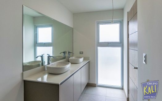 Guachipelin Norte casa en condo 2 pisos $2,300/Guachipelin N. 2 story house for rent