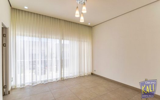 Guachipelin Norte casa en condo 2 pisos $2,300/Guachipelin N. 2 story house for rent