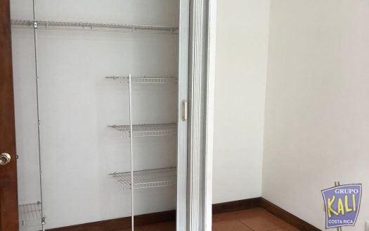 Uruca cerca de Repretel apto primera planta 50 millones/Uruca apto for sale 50millones