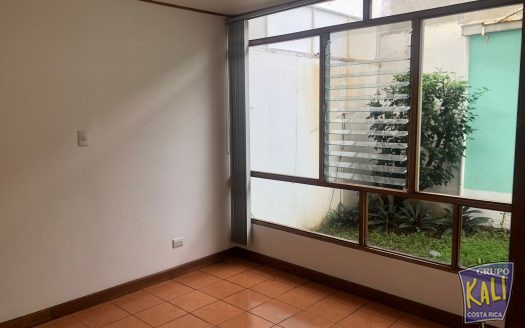 Uruca cerca de Repretel apto primera planta 50 millones/Uruca apto for sale 50millones