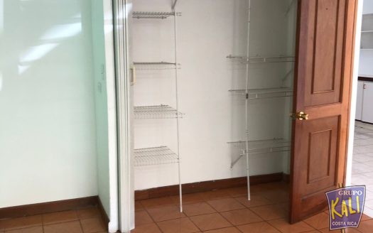 Uruca cerca de Repretel apto primera planta 50 millones/Uruca apto for sale 50millones