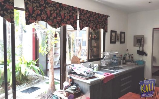 Uruca sector de San Jose Palacio casa 2 plantas renta/2 story house for rent in La Uruca Robledal