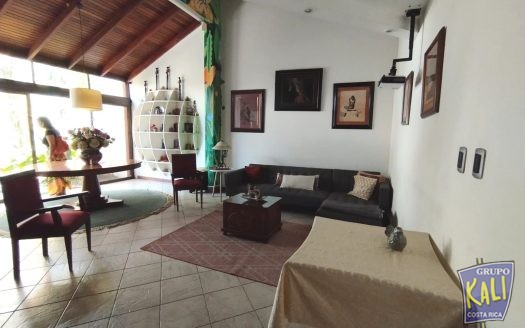 Uruca sector de San Jose Palacio casa 2 plantas renta/2 story house for rent in La Uruca Robledal