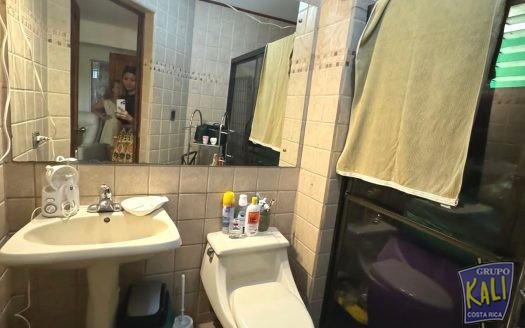 Uruca sector de San Jose Palacio casa 2 plantas renta/2 story house for rent in La Uruca Robledal