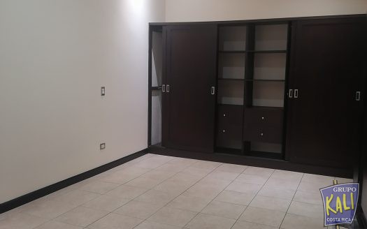 Uruca alquiler de apartamento de 2 pisos 500mil/2 story apto for rent Uruca