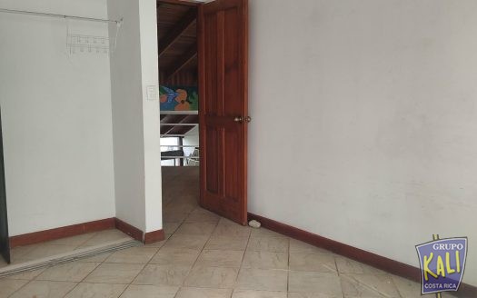 Uruca casa uso mixto de 2 plantas amplia bella/2 story house for rent Uruca $1,400