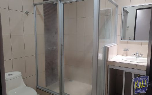 Uruca alquiler de apartamento de 2 pisos 500mil/2 story apto for rent Uruca