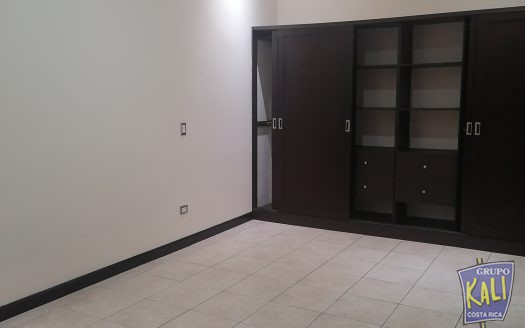 Uruca alquiler de apartamento de 2 pisos 500mil/2 story apto for rent Uruca