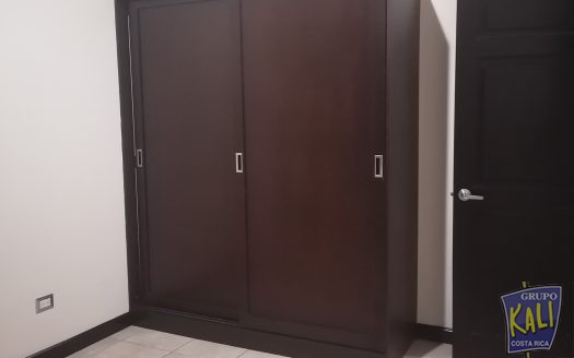 Uruca alquiler de apartamento de 2 pisos 500mil/2 story apto for rent Uruca