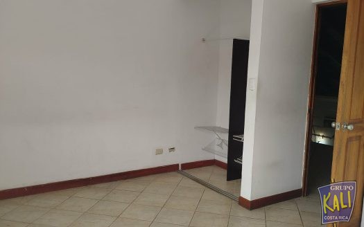 Uruca casa uso mixto de 2 plantas amplia bella/2 story house for rent Uruca $1,400