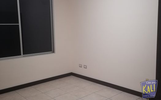 Uruca alquiler de apartamento de 2 pisos 500mil/2 story apto for rent Uruca