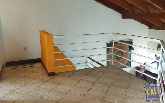 Uruca casa uso mixto de 2 plantas amplia bella/2 story house for rent Uruca $1,400