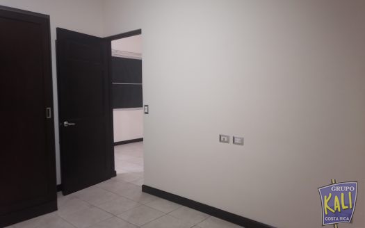 Uruca alquiler de apartamento de 2 pisos 500mil/2 story apto for rent Uruca