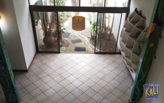 Uruca casa uso mixto de 2 plantas amplia bella/2 story house for rent Uruca $1,400