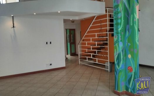 Uruca casa uso mixto de 2 plantas amplia bella/2 story house for rent Uruca $1,400