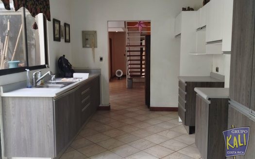 Uruca casa uso mixto de 2 plantas amplia bella/2 story house for rent Uruca $1,400