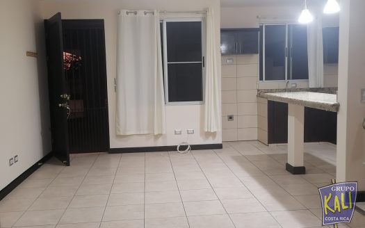 Uruca alquiler de apartamento de 2 pisos 500mil/2 story apto for rent Uruca