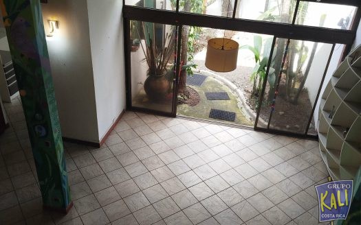 Uruca casa uso mixto de 2 plantas amplia bella/2 story house for rent Uruca $1,400
