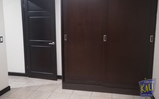 Uruca alquiler de apartamento de 2 pisos 500mil/2 story apto for rent Uruca