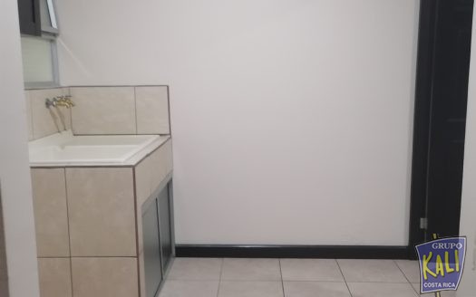Uruca alquiler de apartamento de 2 pisos 500mil/2 story apto for rent Uruca